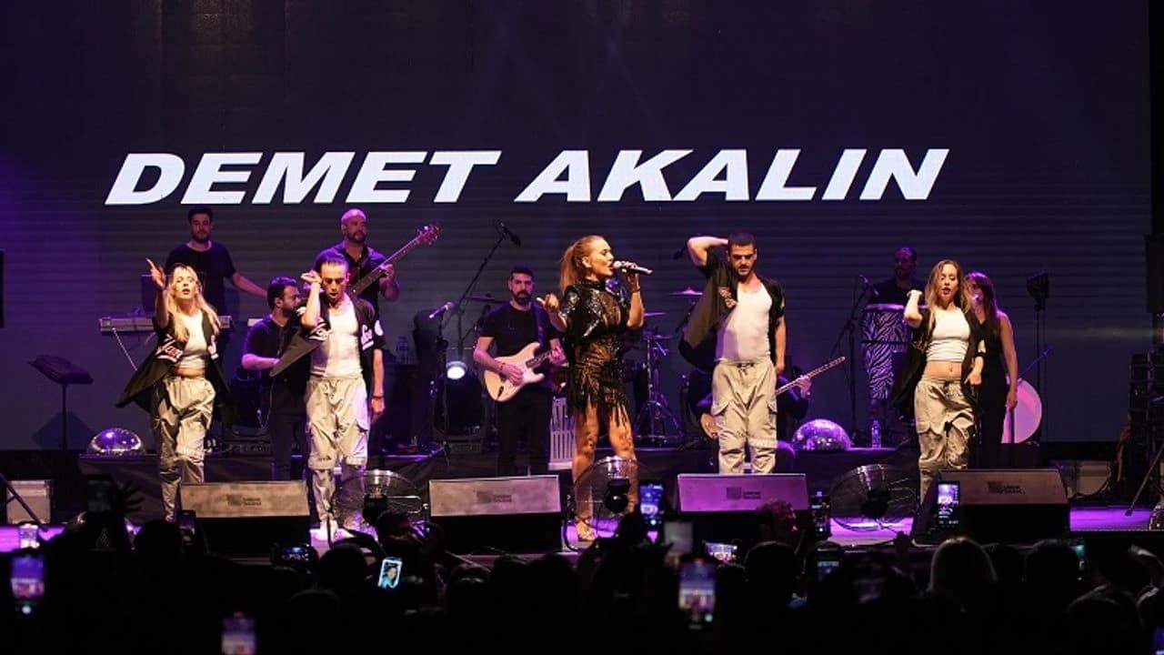 Demet Akalın Menajeri 0532 404 66 63 - 0216 378 59 59 Demet Akalın'ın Menajeri'ne ulaşamak için Bemol Menajerlik ile iletişime geçiniz